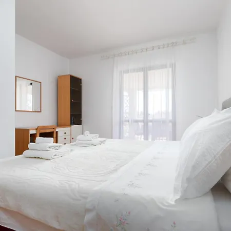 Apartment Ana With Terrace & Pet-friendly Porec