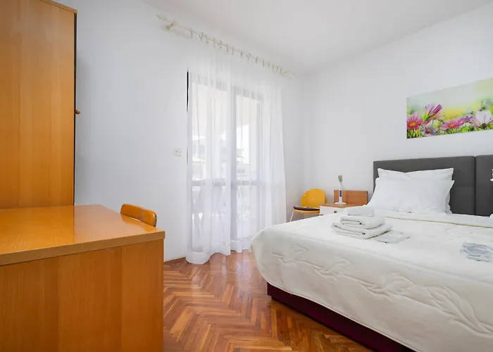 Apartment Ana With Terrace & Pet-friendly *