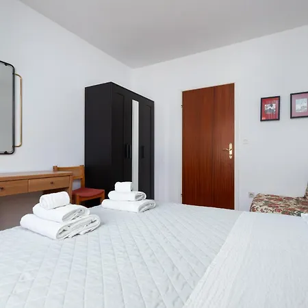 Apartment Ana With Terrace & Pet-friendly *