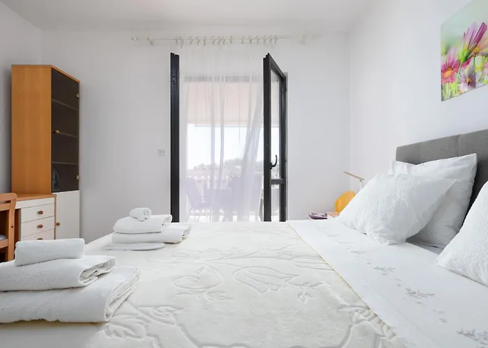 Apartman Ana With Terrace & Pet-friendly